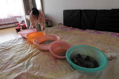 淳化楼上漏水，住户失联，小区没物管，业主维权难！律师来支招……